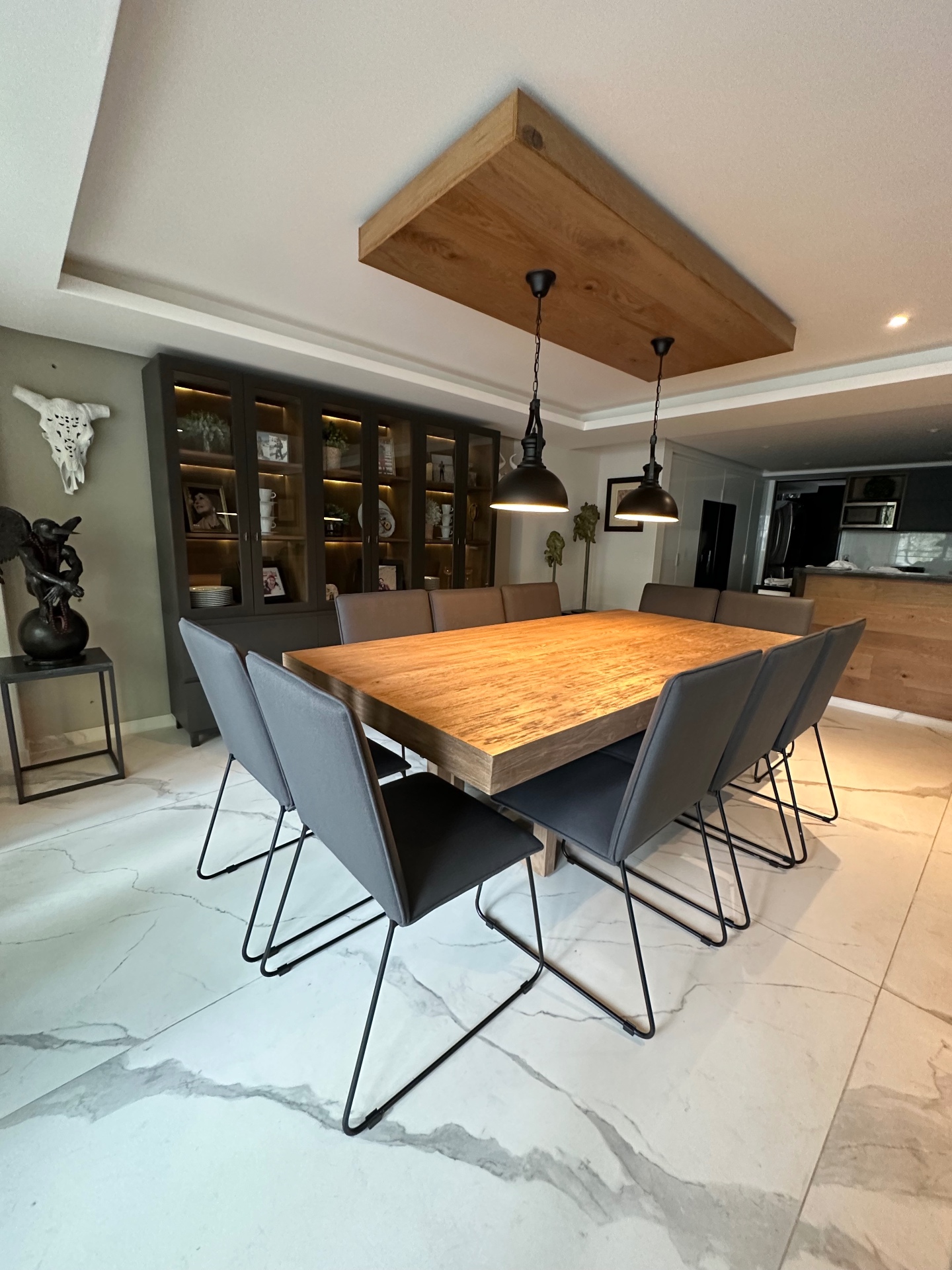 Comedor con mesa de madera envejecida y sillas grises