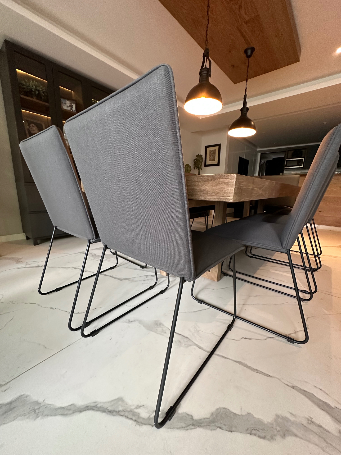 Sillas de comedor tapizadas en chenille gris con estructura de herrería