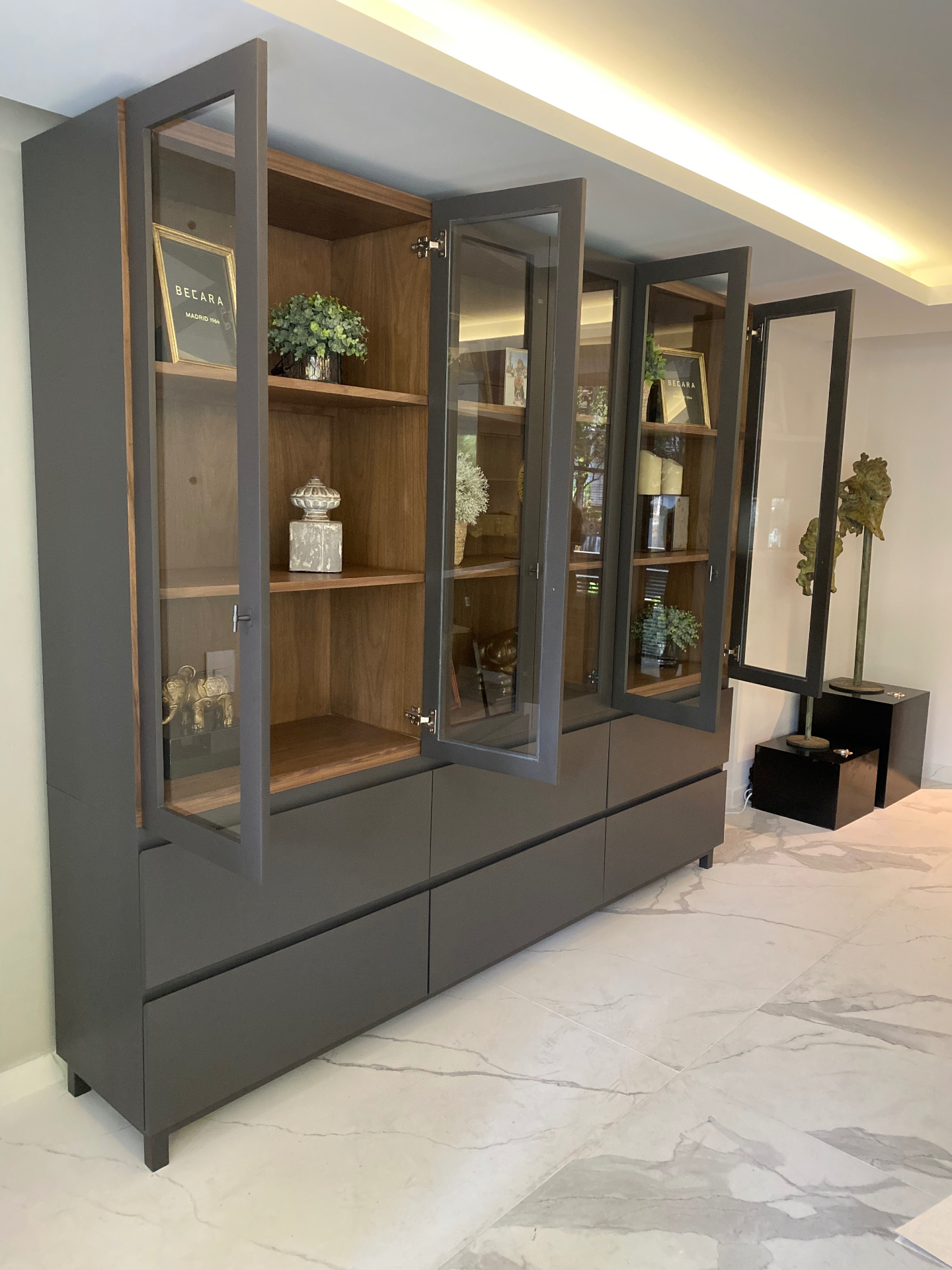 Vitrina con puertas abiertas e interiores en nogal